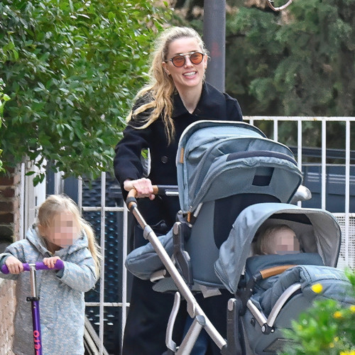 Amber Heard zâmbește în timp ce Johnny Depp filmează întoarcerea la Hollywood