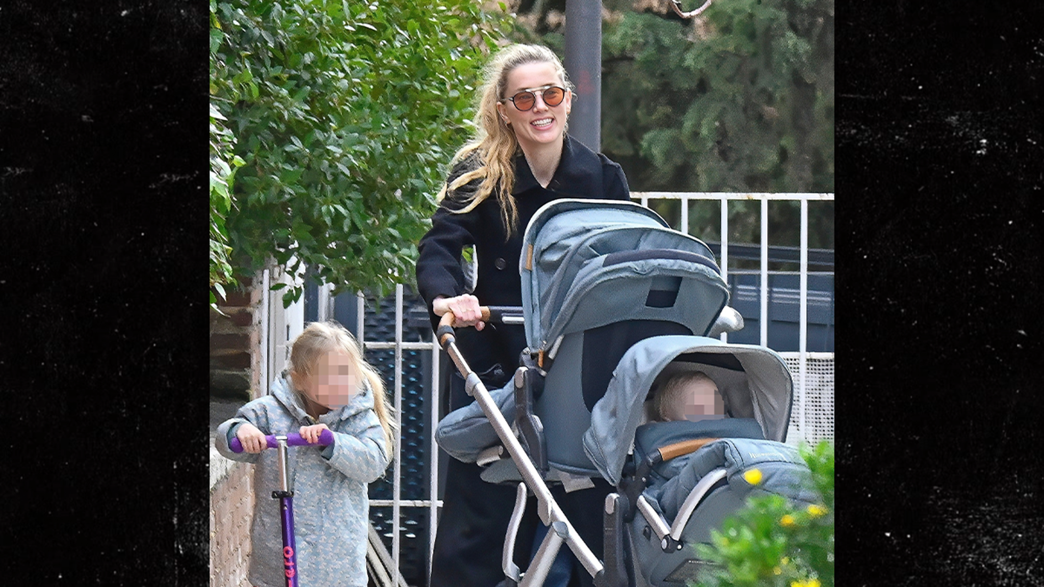 Amber Heard zâmbește în timp ce Johnny Depp filmează întoarcerea în Hollywood