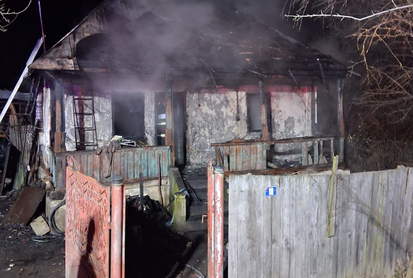 Incendiu devastator în Tomșani: un bărbat a fost găsit decedat