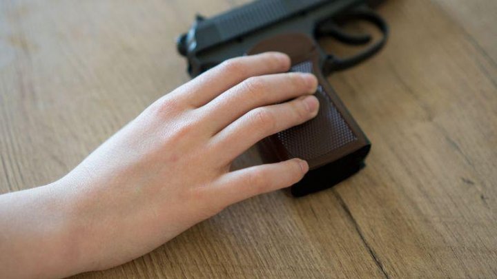 Un bărbat din Rovinari a fost reținut după ce a amenințat cu un pistol Airsoft