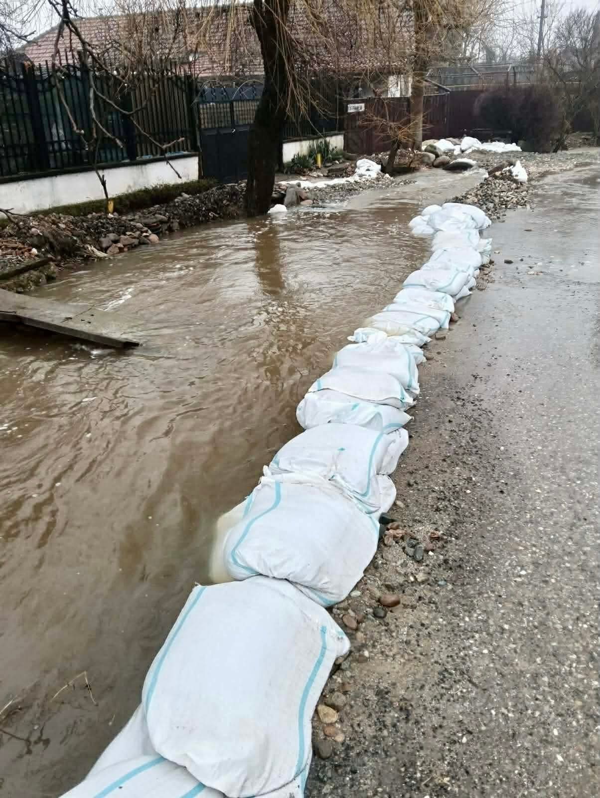 Alerta de inundații la Târgu Jiu: Pârâul Primăverii ajunge la supraplin