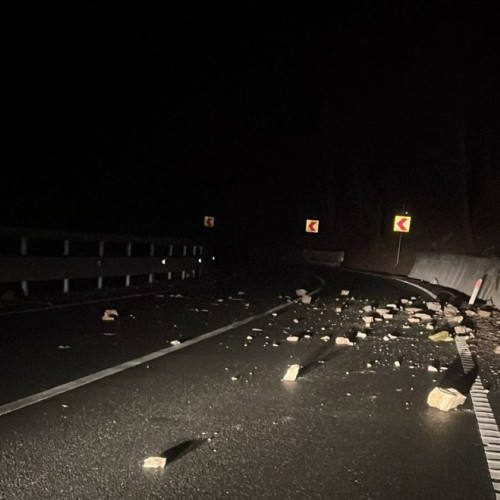 Pietre prăbușite pe DN18 în Pasul Gutâi, traficul se desfășoară alternativ