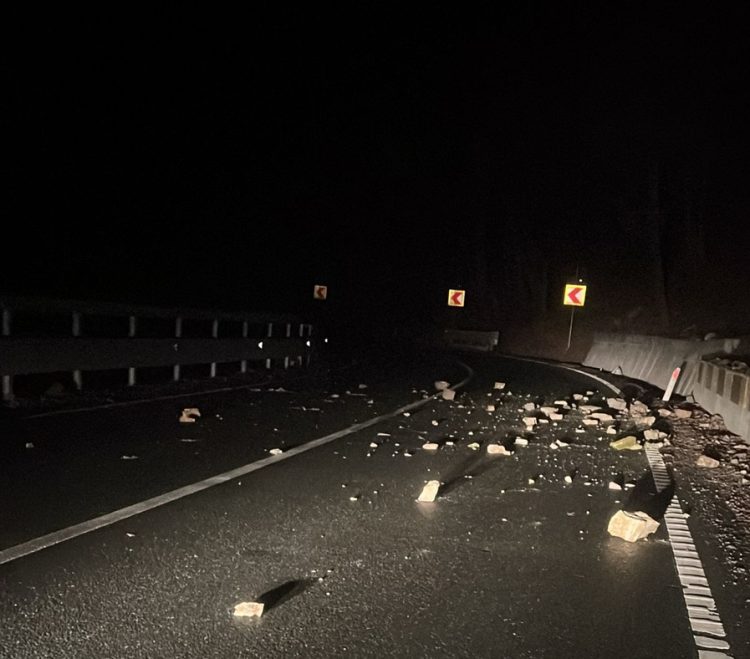 Pietre prăbușite pe DN18 în Pasul Gutâi, traficul se desfășoară alternativ