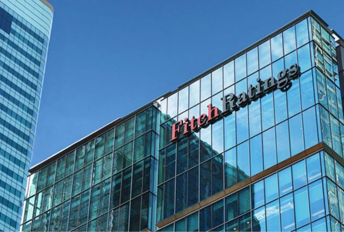 Fitch menține ratingul României la „BBB minus” cu perspectivă negativă