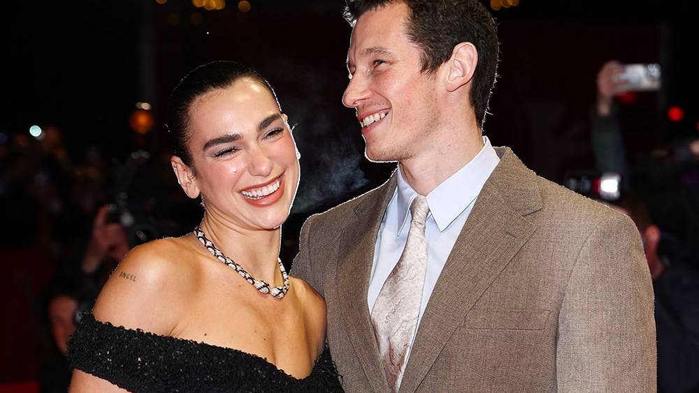 Dua Lipa surprinde la Berlinala ca parteneră de Valentine's Day a lui Callum Turner