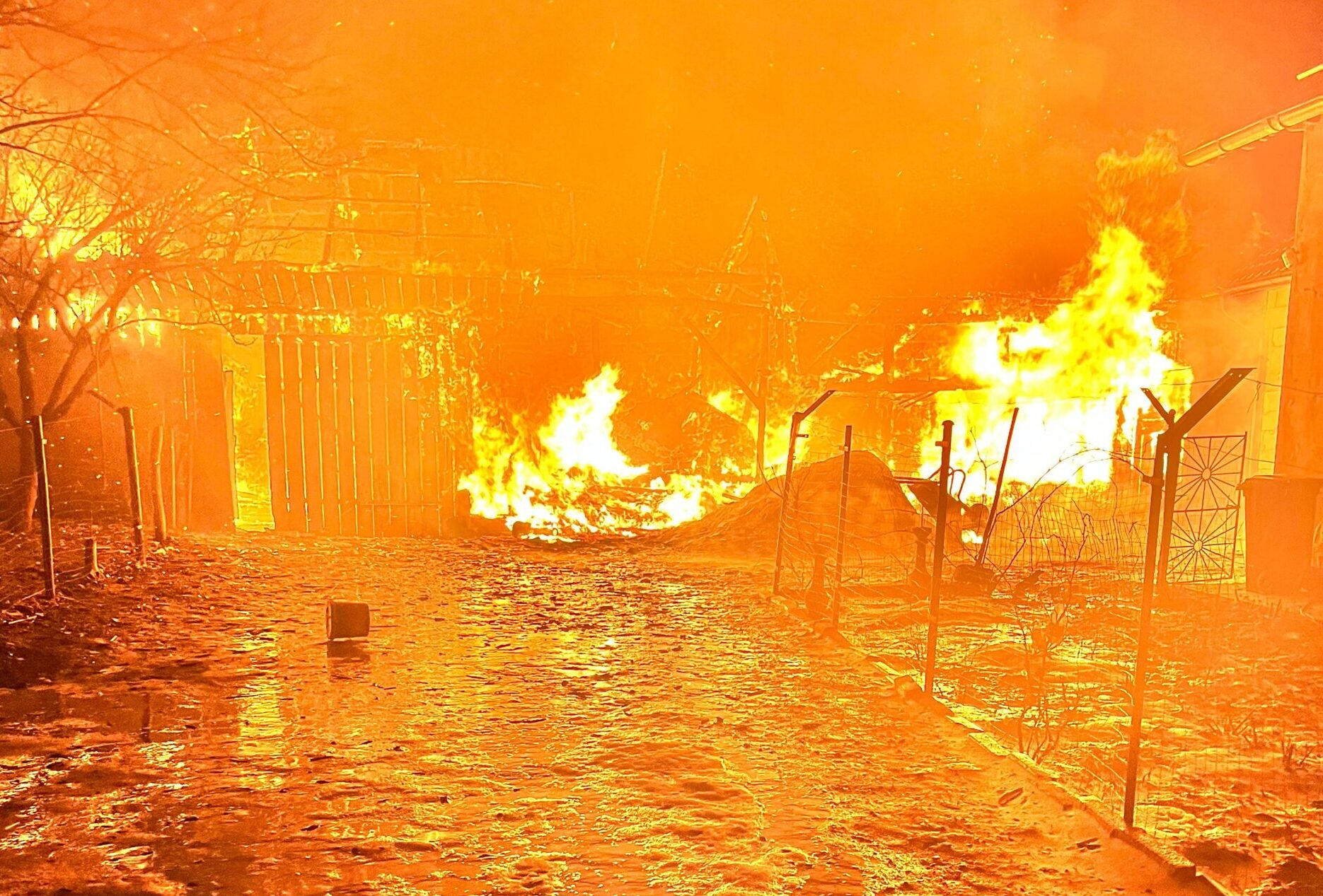 Incendiu devastator în Horlăceni: o clădire a ars complet