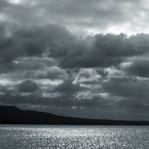 Ploi torențiale și vânturi puternice afectează transporturile în Noua Zeelandă