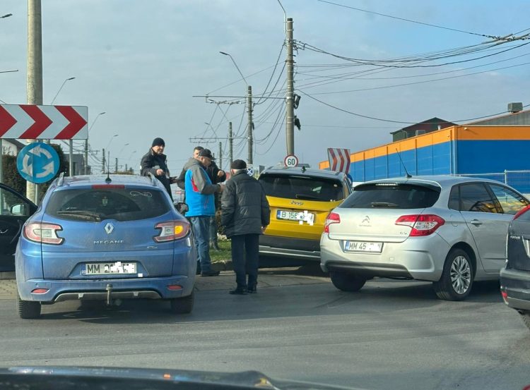 Accident rutier la Dedeman: Trei mașini implicate, circulația afectată