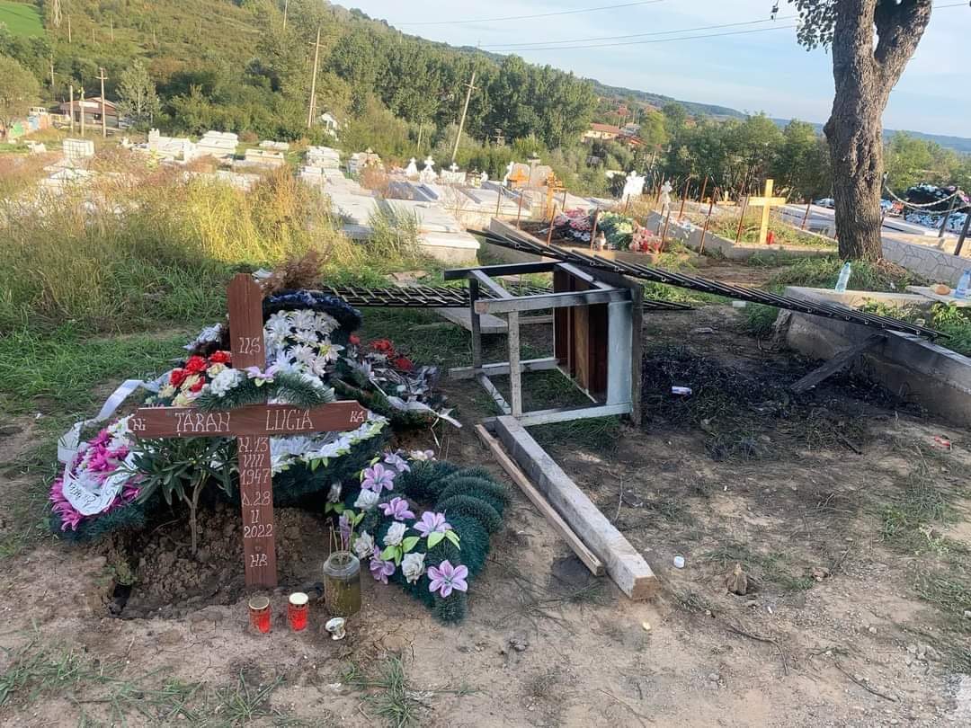 Morminte profanate în cimitirul din Cuza Vodă