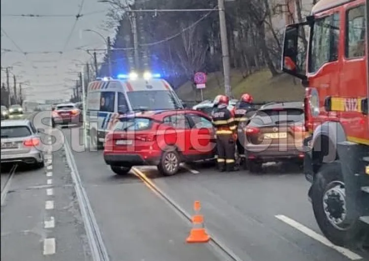 Accident rutier în Cluj-Napoca: două mașini implicate, o persoană rănită