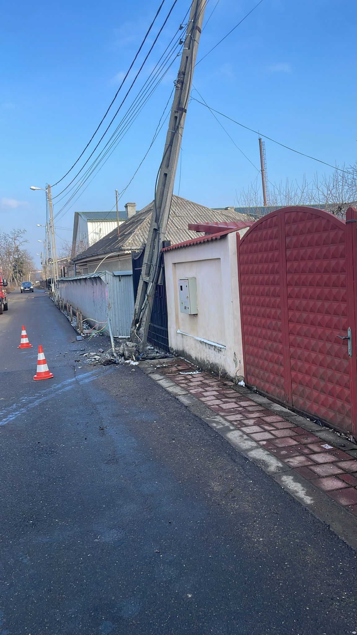 Accident pe strada Nordului din Piatra Neamţ: un şofer a lovit un stâlp