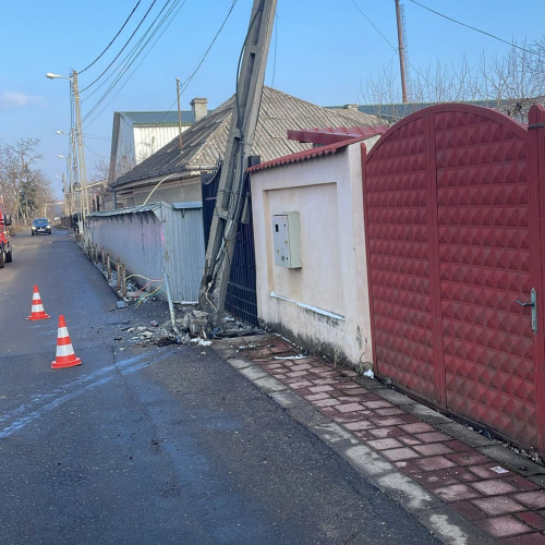 Accident pe strada Nordului din Piatra Neamţ: un şofer a lovit un stâlp