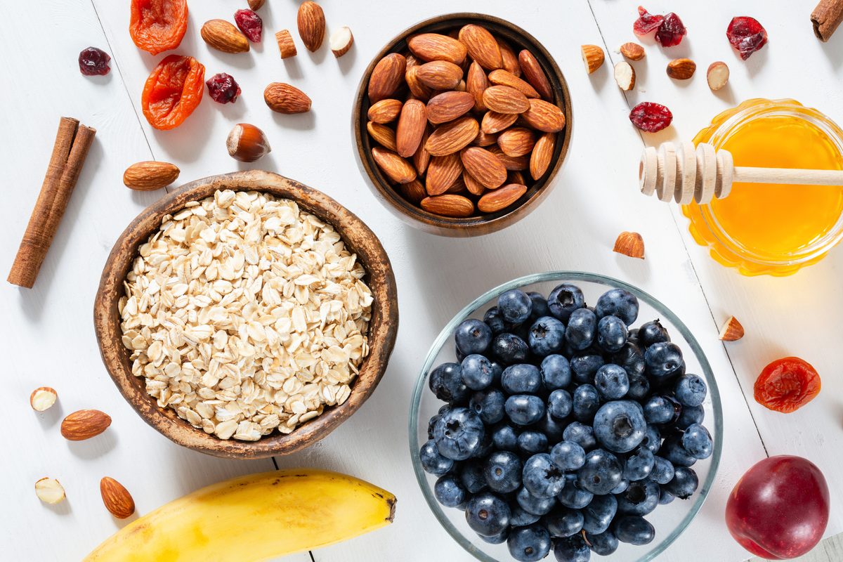 Ce ar trebui să mănânci pentru a-ți alimenta plimbările – nutriționiști sportivi împărtășesc ce au în cămări