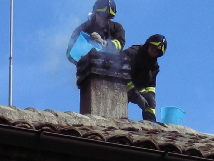 Alertă de fum într-un bloc din Târgu-Neamț mobilizează pompierii