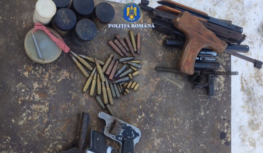 Polițiștii din Neamț au descoperit arme și muniție la un bărbat de 75 de ani