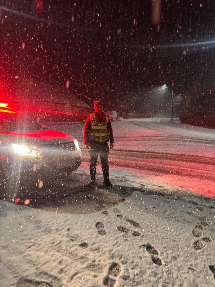 Poliția Vrancea recomandă prudență pe drumuri din cauza vremii severe