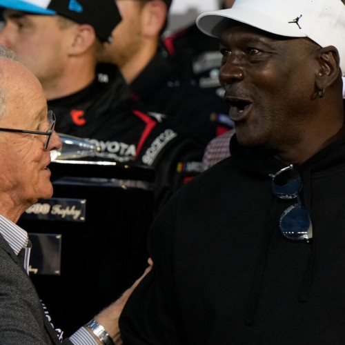 Michael Jordan, campion NBA de șase ori, câștigă acum Daytona 500