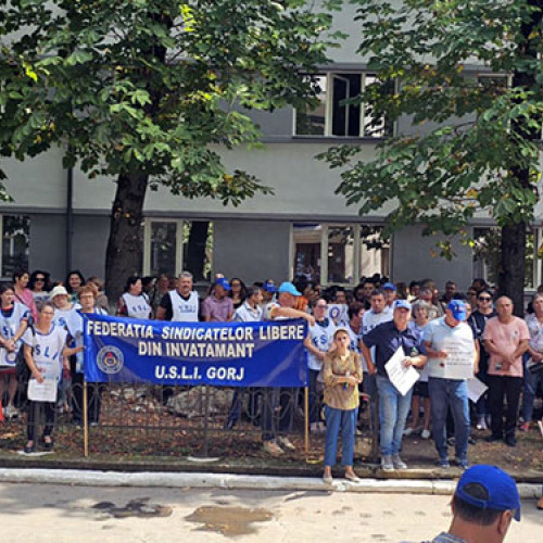 Profesorii din Gorj contestă întârzierile în acordarea primei didactice