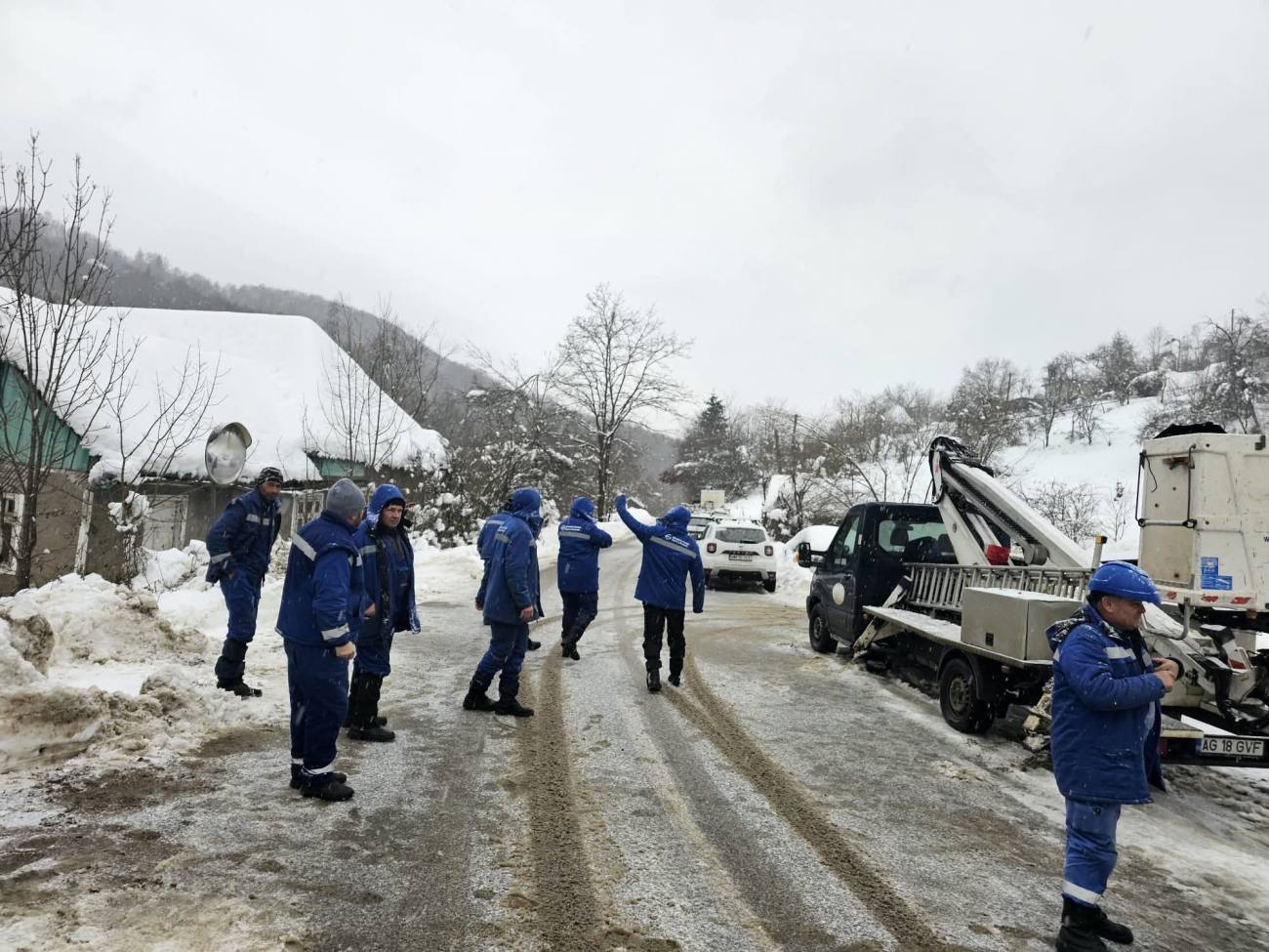 Ninsorile și viscolul afectează grav rețelele electrice din Dâmbovița