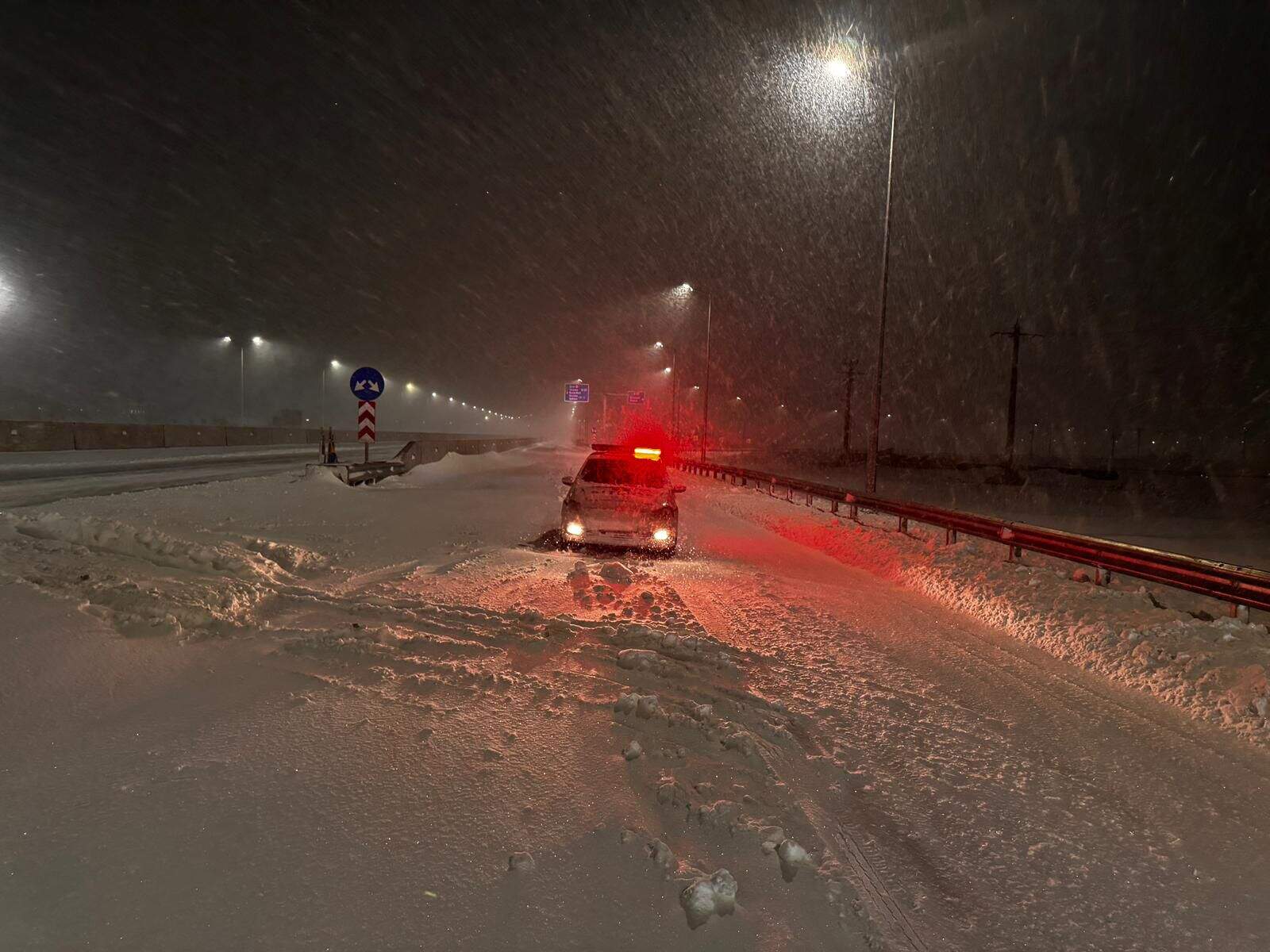 Căderi masive de zăpadă blochează autostrăzi și zboruri în sudul țării