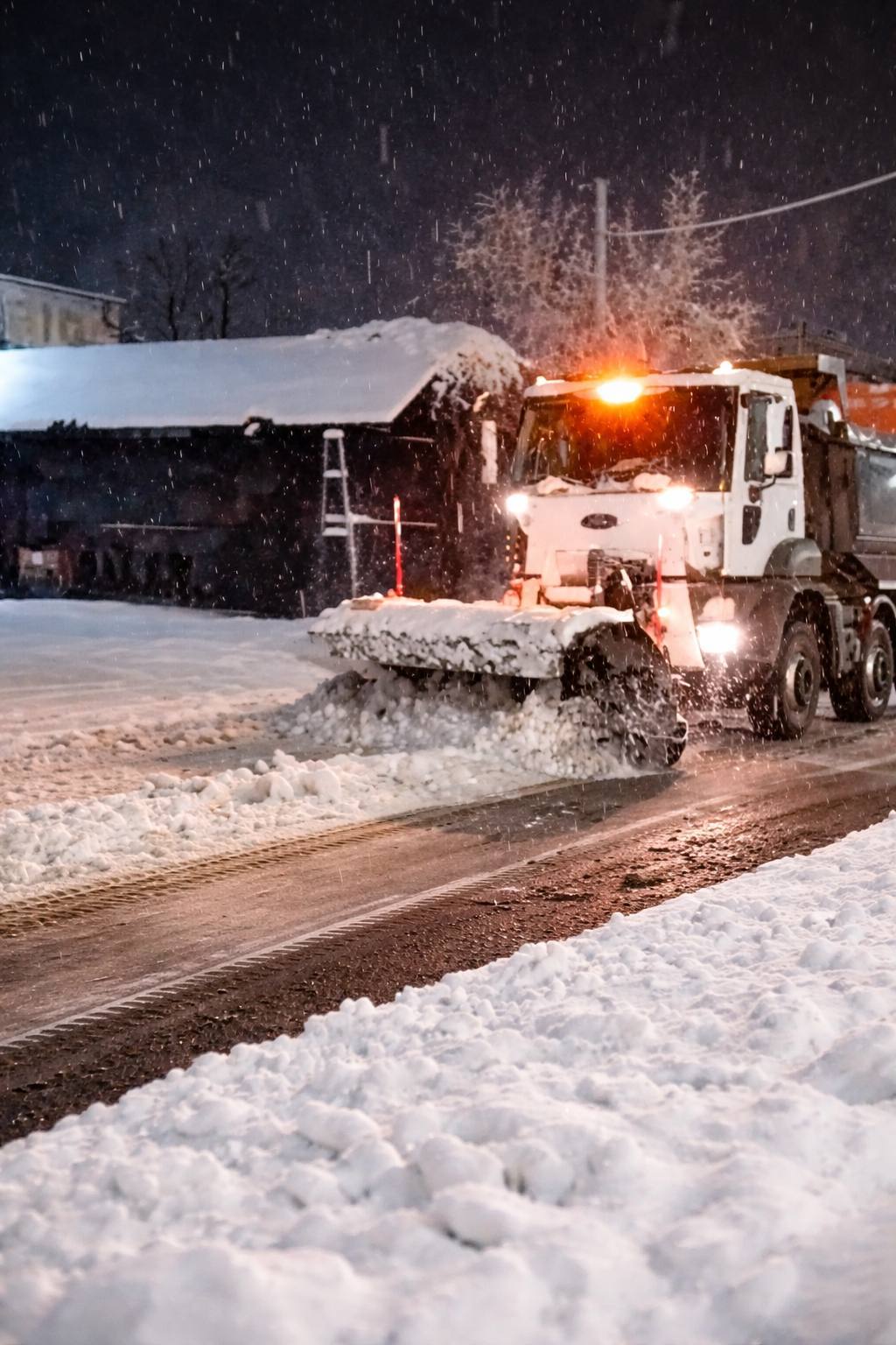 Ninsori abundente mobilizează echipele de intervenție din Târgoviște