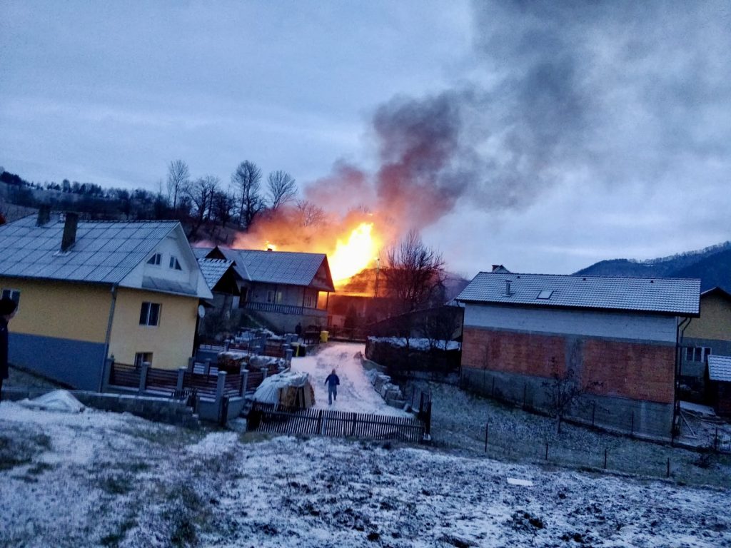 Incendiu la o anexă în comuna Dâmbovicioara