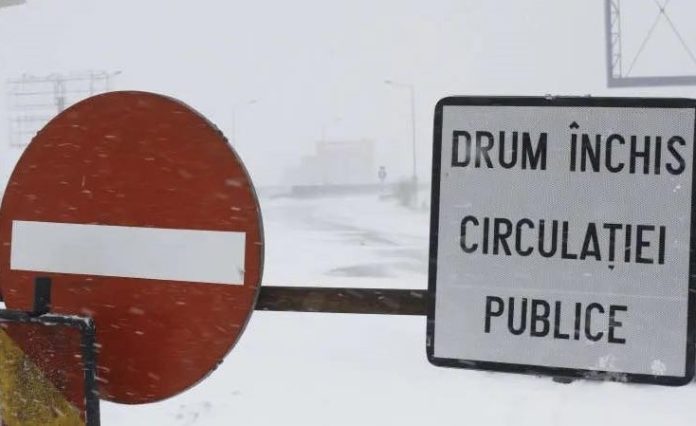 Drumuri închise din cauza viscolului în Vrancea