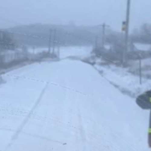 Ambulanță derapează în misiune, mamă și nou-născut salvați de voluntari