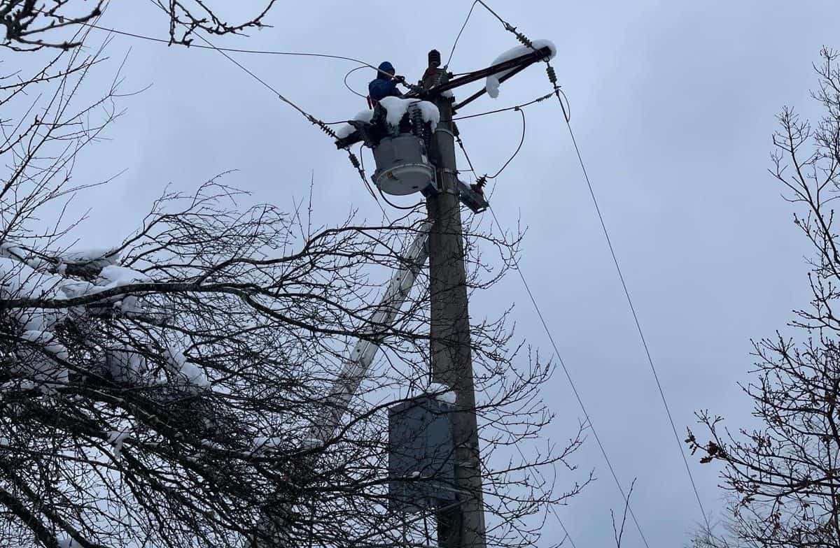 Localități din Alba rămân fără curent din cauza vântului puternic