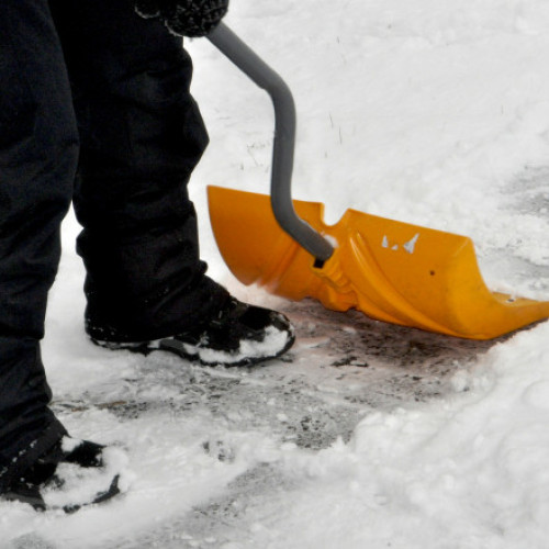 Amendă de până la 2.000 lei pentru necurățarea trotuarelor după ninsoare