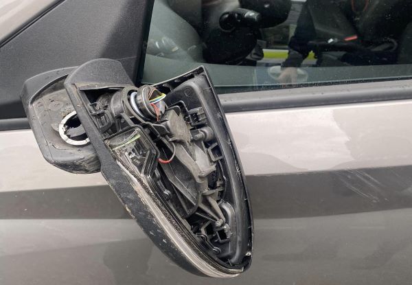 Bărbat reținut după distrugerea oglinzilor pe străzile din Roman