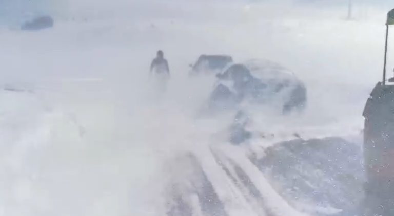 Viscolul blochează zeci de autoturisme pe Transalpina, în Rânca