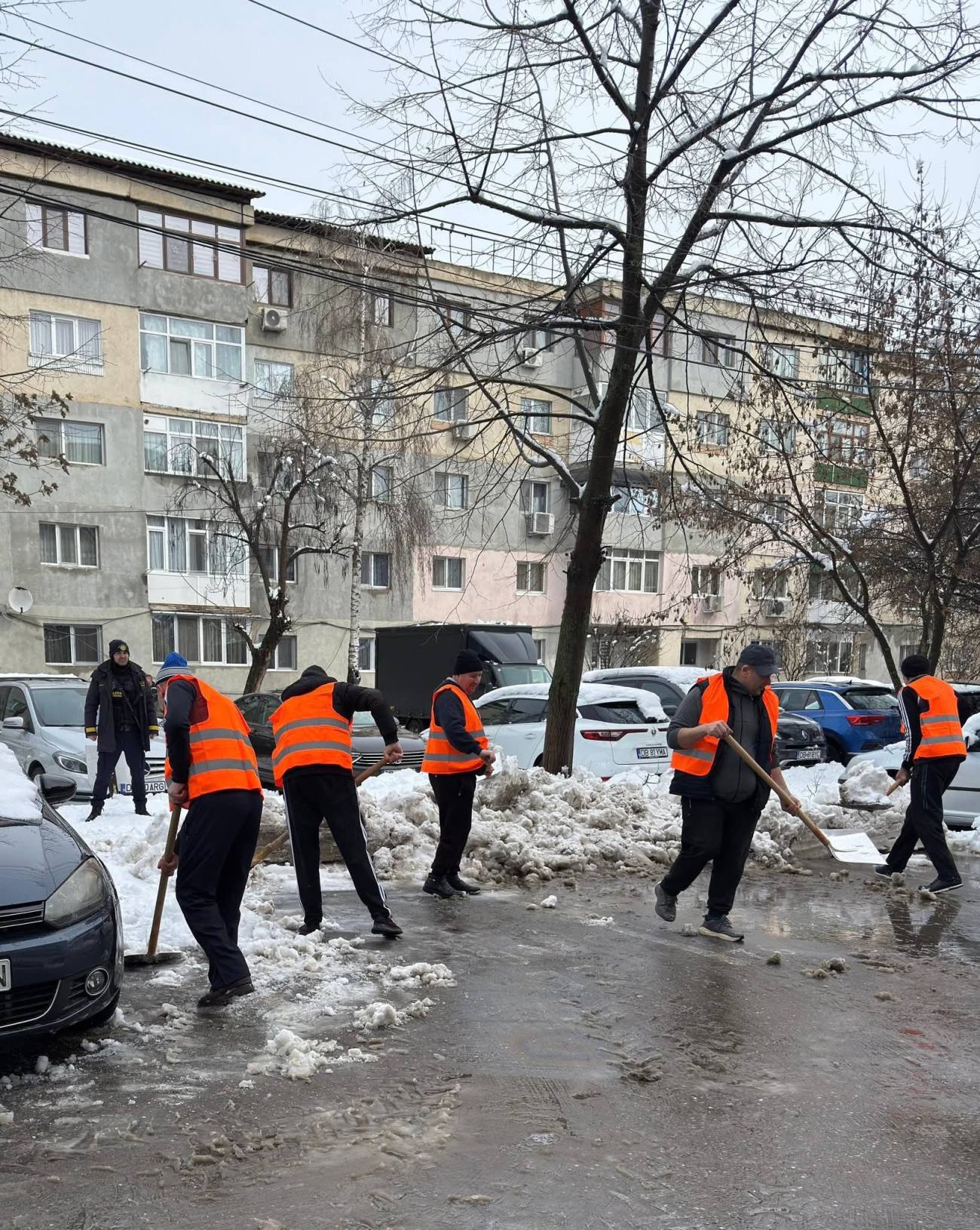 Penitenciarul Găești colaborează la deszăpezirea orașului în vremuri severe