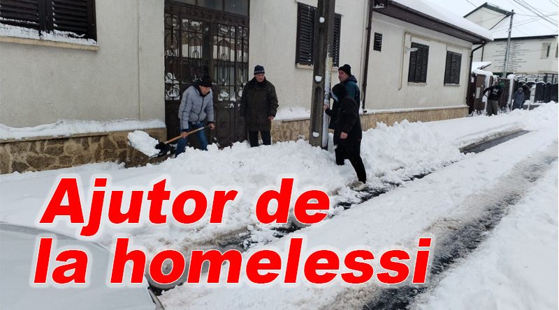 Bărbați din Centrul de Urgență își oferă ajutorul la curățarea zăpezii