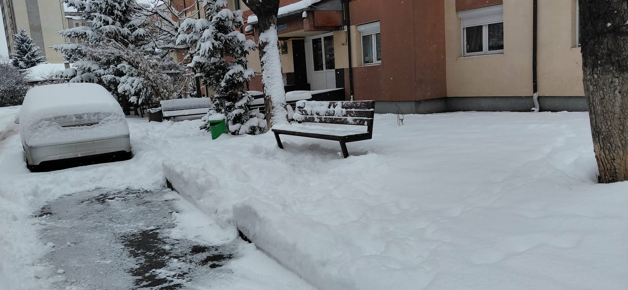 Pietrenii sunt obligați să îndepărteze zăpada de pe căile de acces