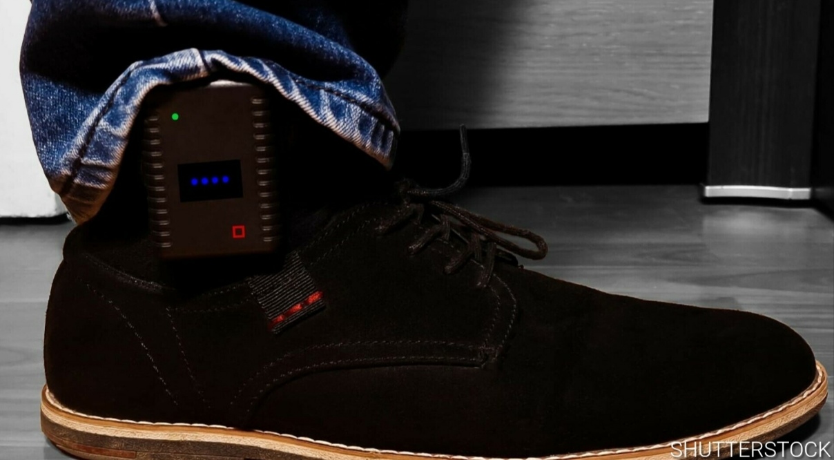 Preot din apropierea Dejului, obligat să poarte brățară de supraveghere după amenințări