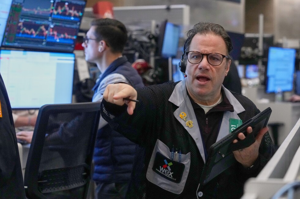 Wall Street fluctuează din cauza îngrijorărilor legate de acțiunile tehnologice și a consumatorilor americani dezamăgiți