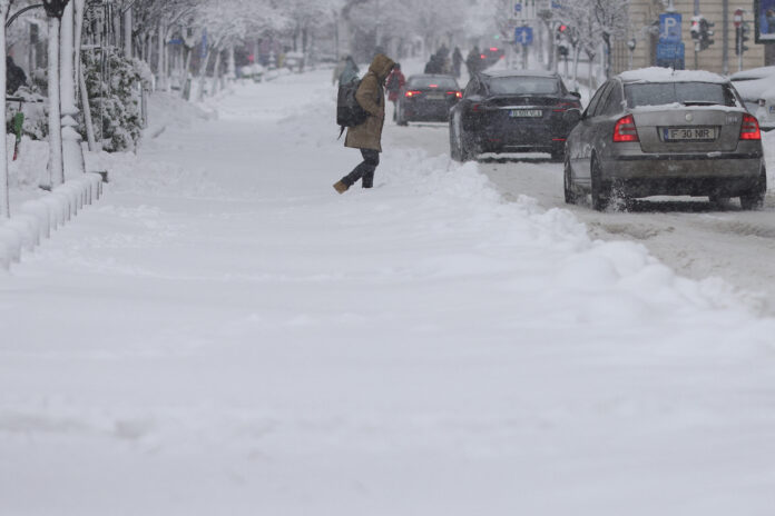 Bucureștenii treziți de alerta meteo: Cod roșu de ninsoare explicat de ANM