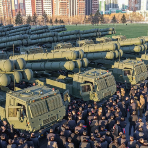 Kim Jong Un prezintă un nou lansator de rachete capabil de utilizare nucleară