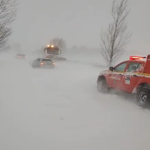 Peste 11.000 de buzoieni afectați de viscol și pene de curent