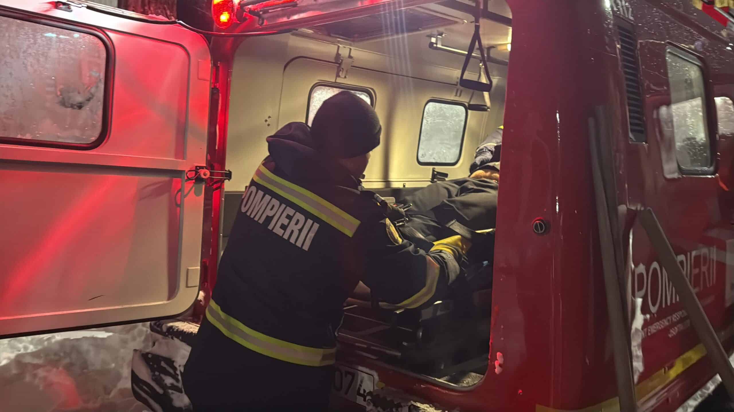 Pompierii din Tulcea salvează un șofer georgian blocat în zăpadă