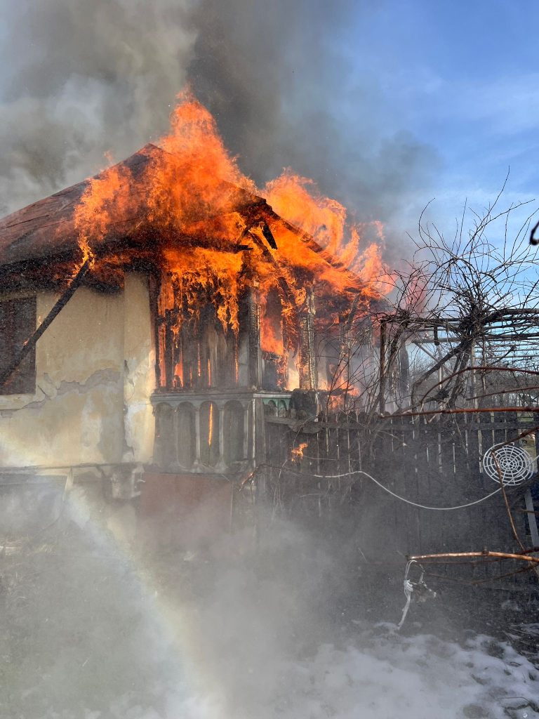 Incendiu devastator la o locuință din Cotmeana