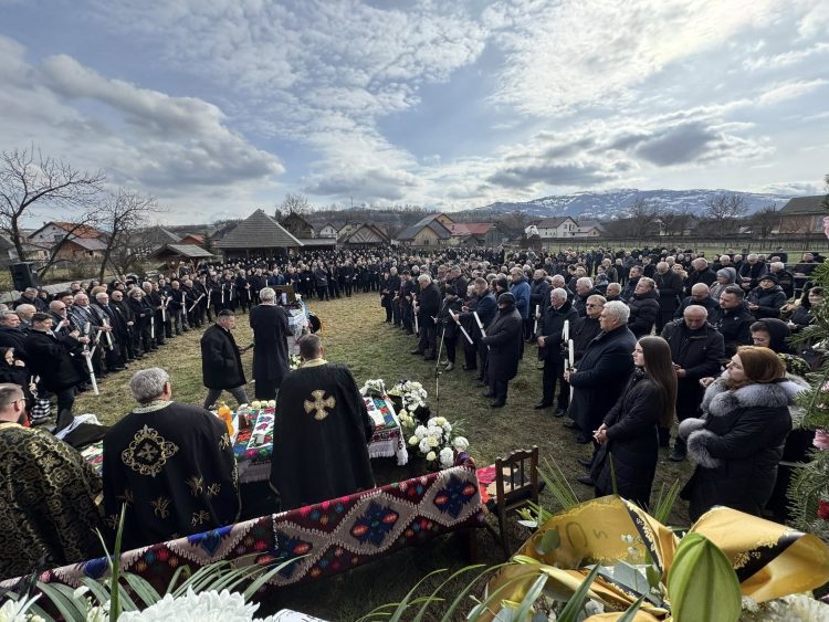 Mii de oameni își iau rămas bun de la Gheorghe Chindriș Vălenaru