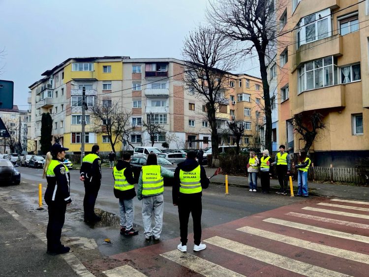 Voluntarii de la Școala „Alexandru Ivasiuc” sprijină siguranța în trafic