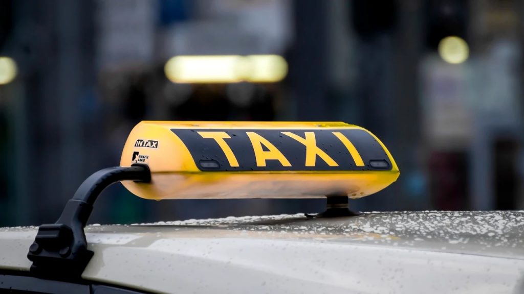 Taximetrist găsit decedat în mașină în centrul Bucureștiului