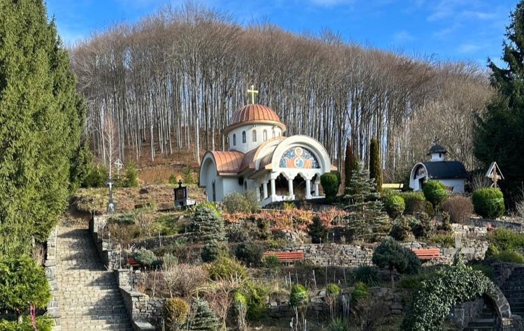 Credincioșii din Maramureș, invitați la Taina Sfântului Maslu la Mănăstirea Chiuzbaia