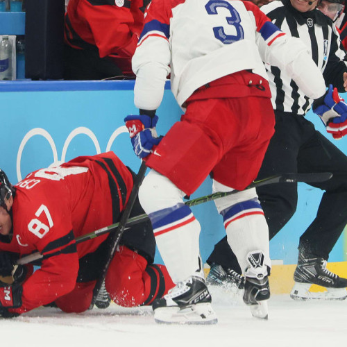 Crosby părăsește victoria Canadei în sferturile de finală olimpice cu o accidentare la membrele inferioare