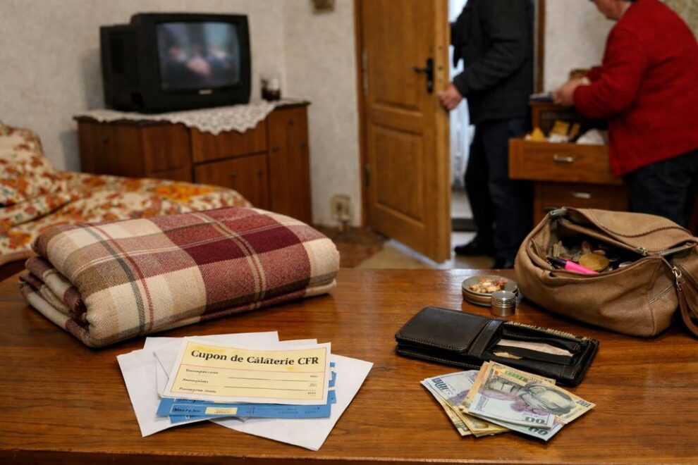 Femeie din Chiochiș păcălită de doi necunoscuți și jefuită de 1.800 lei