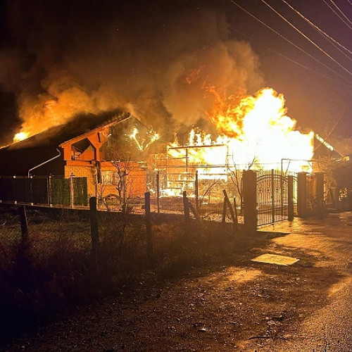 Incendiul la o locuinta din Ardud, azi-noapte: Pompierii si voluntarii au intervenit pentru stingerea flacarilor