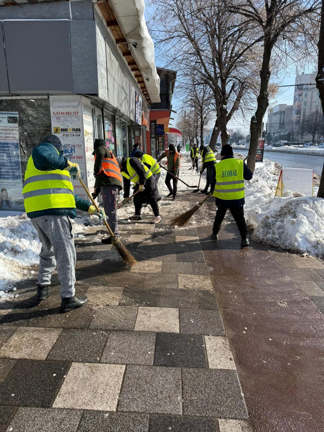 Persoane private de libertate curăță zăpada în Galați pentru siguranța pietonilor